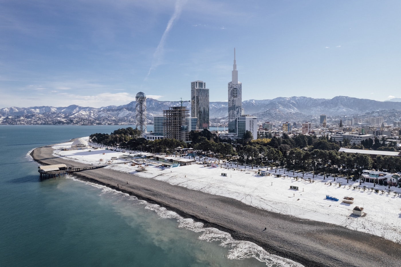 La plage de Batoumi sur la mer Noire