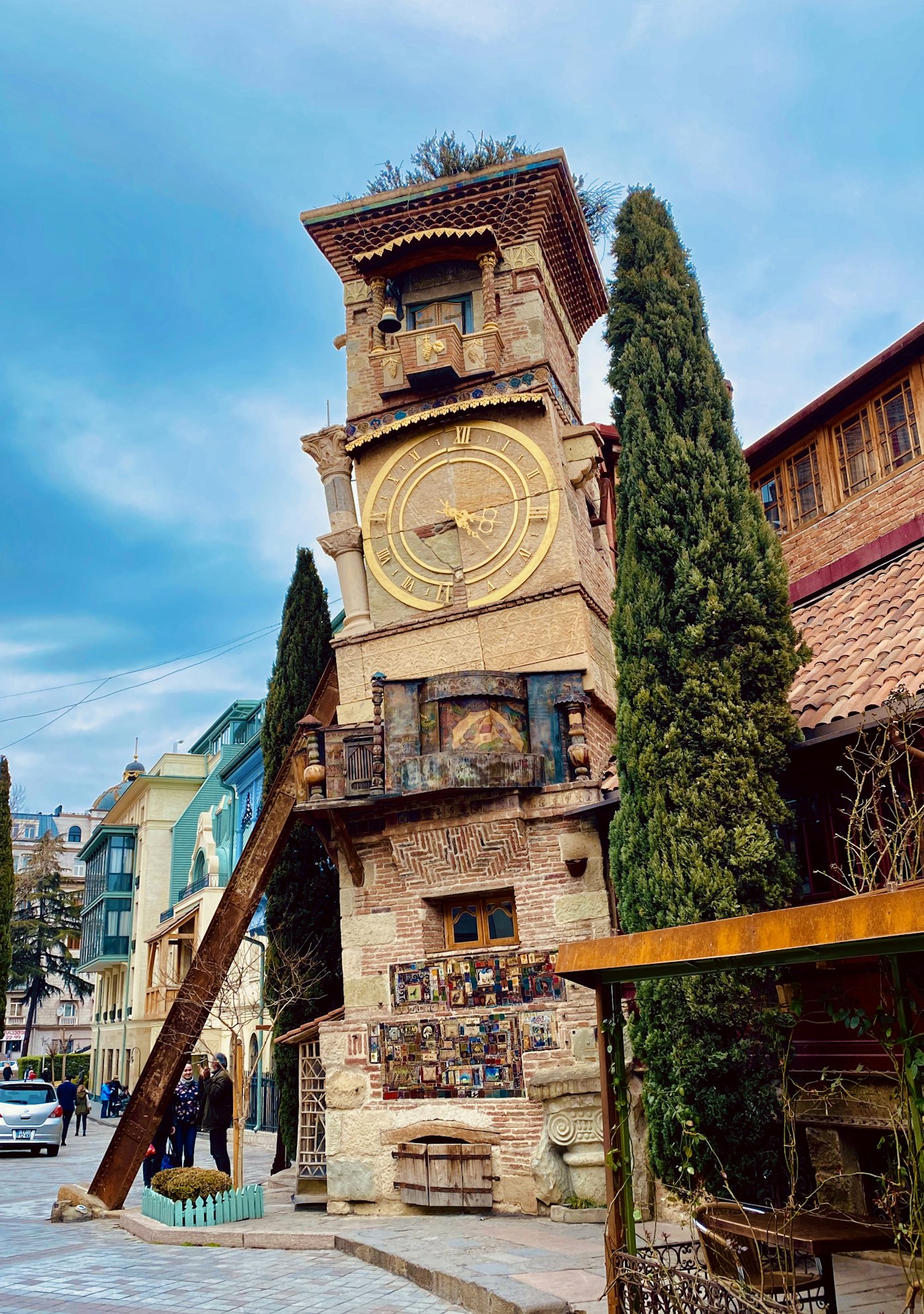 La tour de l'horloge penchée de Tbilissi