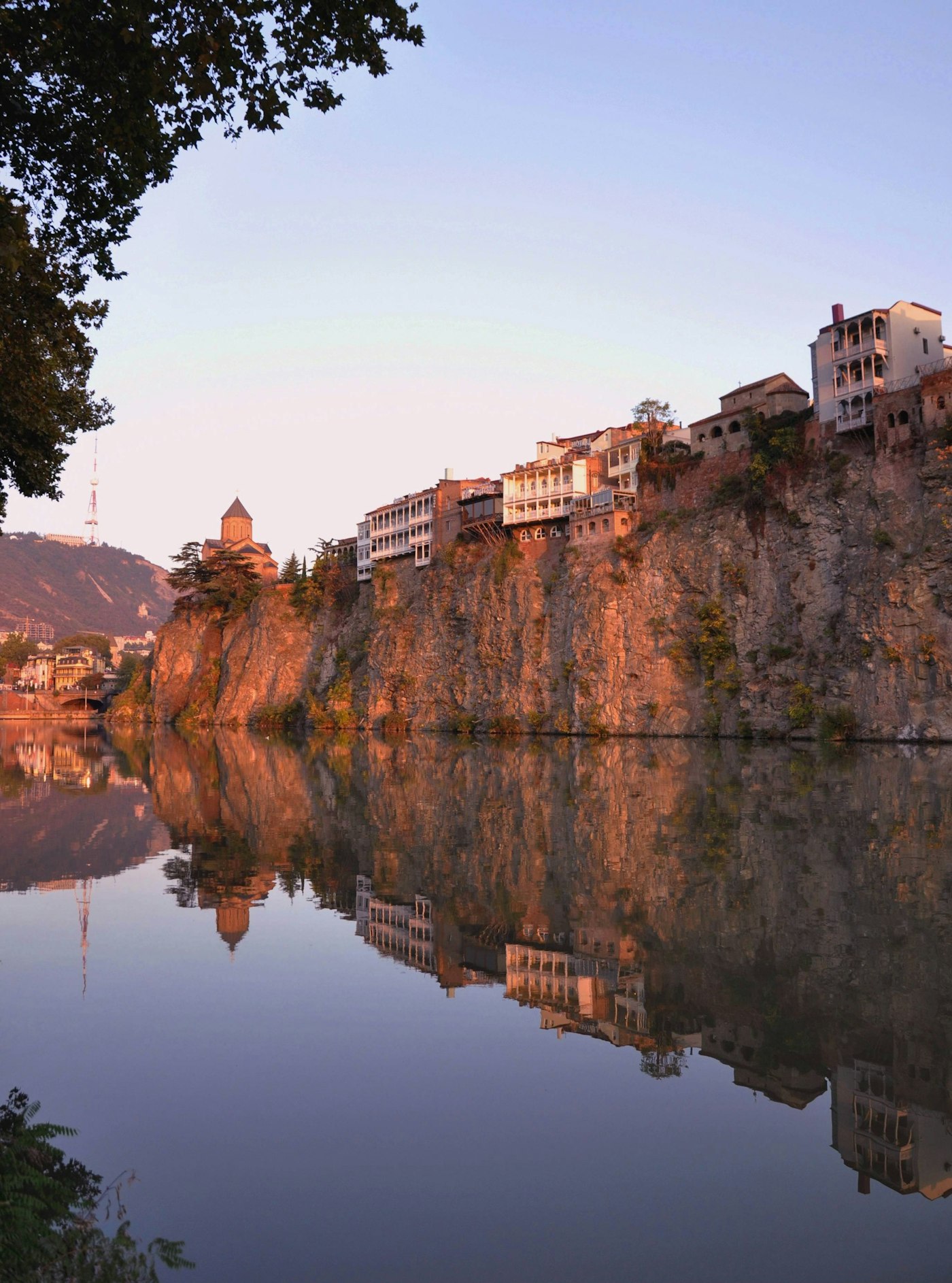 Maisons en surplomb de la rivière à Tbilissi